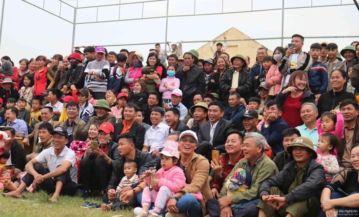 Ngoài đem lại tiếng cười rộn rã, niềm phấn khích cho người dân trong những ngày đầu năm mới, hội vật đầu Xuân ở Nam Đàn còn là nơi giao lưu, học hỏi, gắn kết những tấm lòng quê, thắt chặt tình cảm xóm làng… Ảnh: Huy Thư 