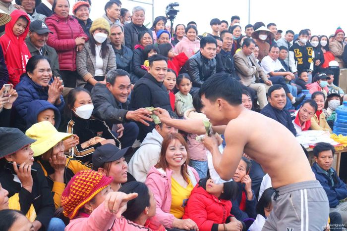 Các đô vật thi đấu với tư cách cá nhân, nhưng có khi chỉ vì danh dự của xóm, xã, thậm chí là của dòng họ. Người thắng cuộc trong các hiệp đấu được thưởng hiện vật hoặc tiền, tùy vào từng địa phương. Ngoài phần thưởng của ban tổ chức, khán giả cũng tự do trao thưởng cho những đô vật mà mình yêu thích. Ảnh: Huy Thư