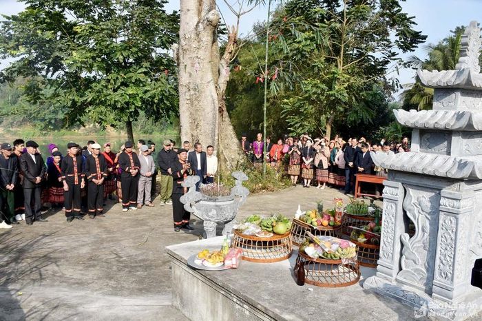 Miếu bản Bộng là nơi thờ các thần thần sông, thần núi và các vị thần linh che chở cuộc sống dân lành. Tại buổi lễ, vị chủ tế cầu xin các vị thần phù hộ năm mới mưa thuận gió hòa, mùa màng tươi tốt, bản làng yên vui... Ảnh: Công Kiên
