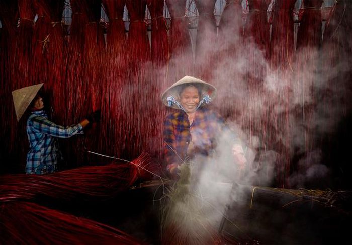 Để chiếu có màu sắc đẹp mắt, người thợ đã lựa chọn rất kỹ những sợi lác chắc chắn và đem nhuộm thành nhiều màu sắc khác nhau, thường là xanh, đỏ, tím, vàng