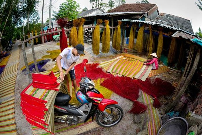 Sản phẩm của Làng nghề dệt chiếu Định Yên có mẫu mã đẹp, chất lượng bền bỉ được bán khắp trong và ngoài nước