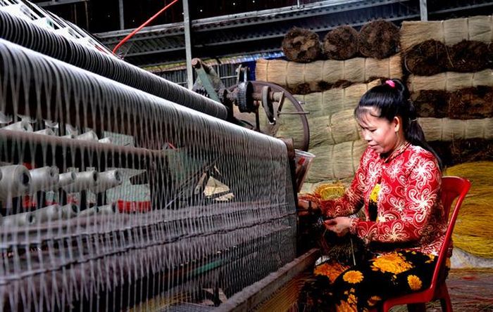 Ngoài những hộ làm thủ công bằng khung dệt, nhiều hộ đã đầu tư máy dệt chiếu tự động