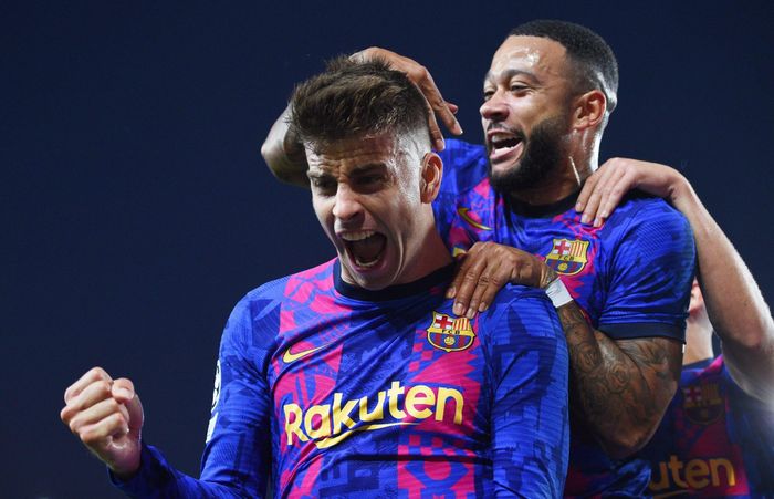  Barca ban đầu cho rằng sự rời đi của Gerard Pique và Memphis Depay là đủ để giải phóng quỹ lương, nhằm đáp ứng tiêu chí từ La Liga. Song, với tình hình hiện tại, ban lãnh đạo Barca sẽ phải thuyết phục nhiều cầu thủ khác giảm lương trong thời gian tới. 
