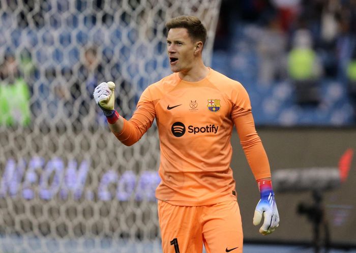  Marc-Andre ter Stegen cũng là cái tên còn hợp đồng với Barca từ thời Bartomeu. Thủ môn người Đức nhận thu nhập khoảng 13,5 triệu euro/năm (sau thuế), nằm trong số những cái tên hưởng lương cao nhất CLB. Hợp đồng hiện tại của Stegen với Barca còn thời hạn đến tháng 6/2025. Ban lãnh đạo Barca kỳ vọng Stegen sẽ đồng ý giảm lương và ký lại hợp đồng với CLB trong thời gian tới. 