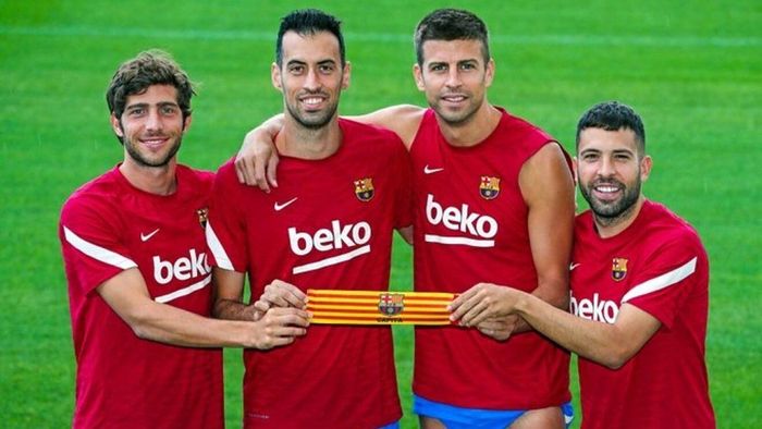  Với trường hợp của các cầu thủ lâu năm như Sergio Busquets, Jordi Alba hay Sergi Roberto, ban lãnh đạo Barca có thể dễ dàng đàm phán hơn. Nếu ba trụ cột này muốn tiếp tục ở lại thi đấu cho CLB, họ buộc phải giảm sâu mức lương hiện tại. 