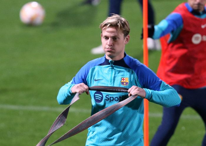  Frenkie de Jong là một trong những trường hợp khiến ban lãnh đạo Barca muốn giảm lương nhất. Năm 2020, cựu Chủ tịch Barca, Josep Maria Bartomeu đạt thỏa thuận gia hạn hợp đồng với De Jong, qua đó giữ chân cầu thủ đến tháng 6/2026. Ngôi sao Hà Lan dự kiến nhận khoảng 88,58 triệu euro (sau thuế) trong 4 năm cuối cùng của hợp đồng hiện tại, con số khiến đội ngũ hiện tại của Barca lo lắng. 