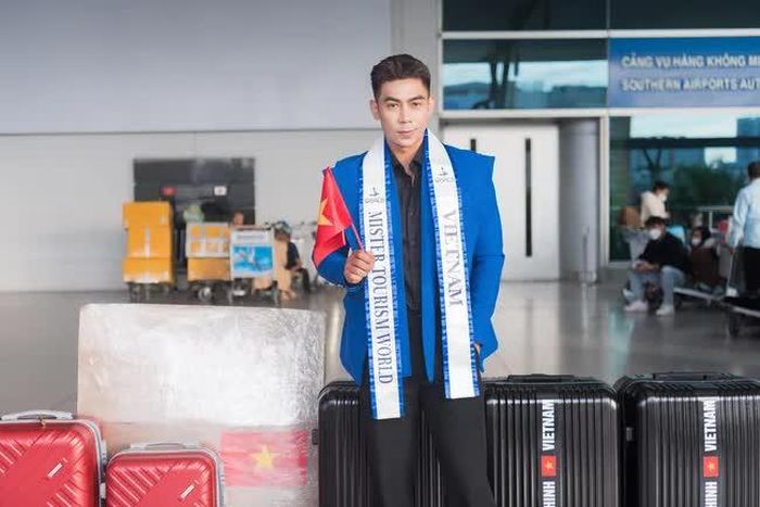 Phùng Phước Thịnh diện quần tây đen, phối với áo vest xanh từ NTK Ngô Quang Phong