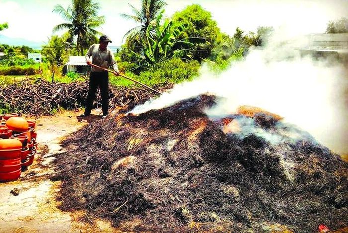 Một hộ làm gốm làng Bàu Trúc nung lộ thiên ven đường