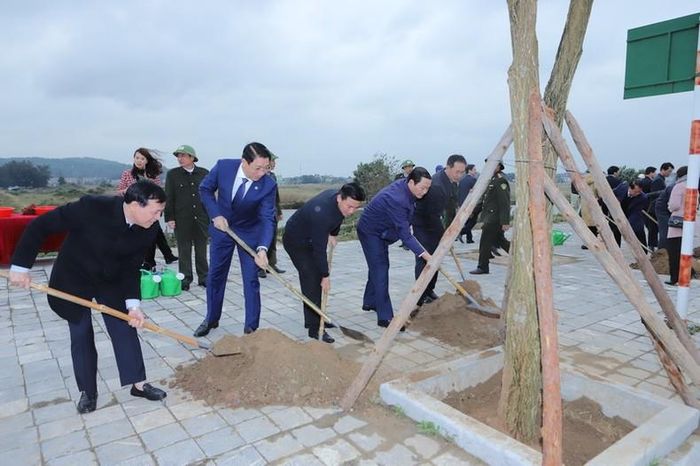 Các lãnh đạo tỉnh Thanh Hóa tham gia trồng cây đời đời nhớ ơn Bác Hồ.