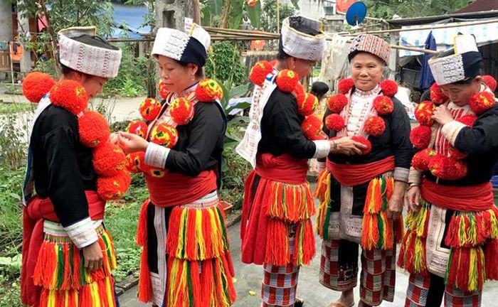 Các phụ nữ người Dao đỏ trong trang phục truyền thống của dân tộc mình.
