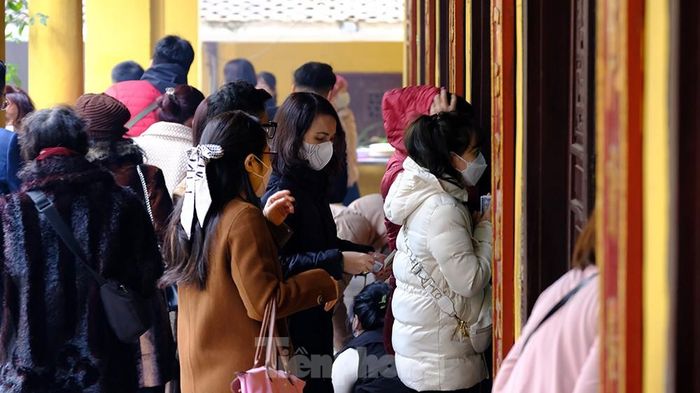  Có những thời điểm, người người chen chân vào trong chùa lễ Phật. 