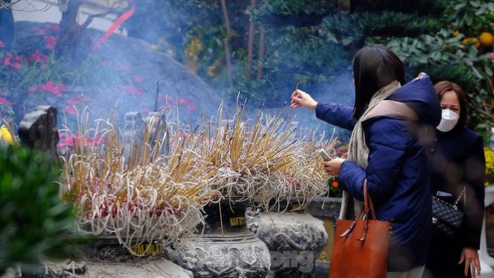  Dù đã có thông báo hạn chế thắp hương trong chùa nhưng các lư hương vẫn kín đặc, nghi ngút khói. 