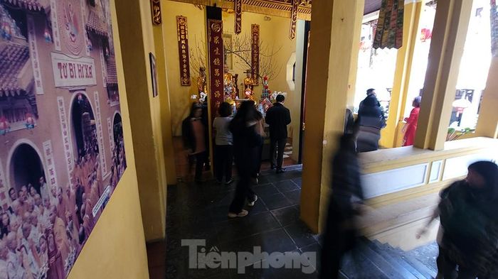  Chùa Quán Sứ là một quần thể kiến trúc khá độc đáo với sự kết hợp hài hòa của các tầng mái và lầu chuông trong một khuôn viên tương đối rộng rãi. 