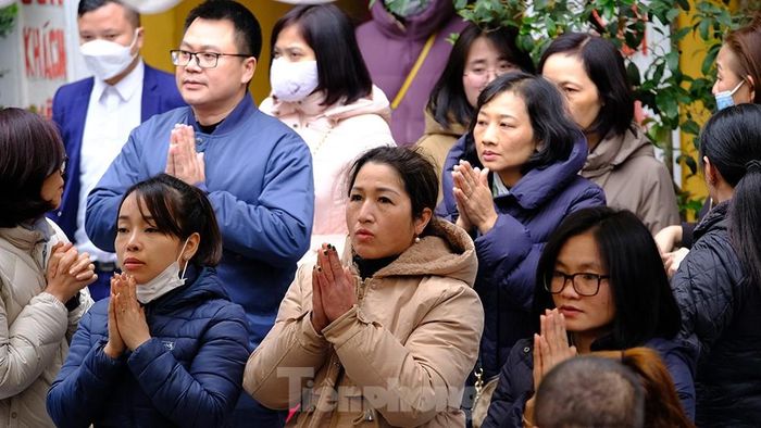  Tranh thủ giờ nghỉ trưa, nhiều người tới lễ chùa. 