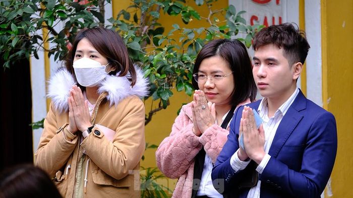  Hôm nay là ngày làm việc đầu tiên của năm mới nên rất nhiều dân văn phòng tới lễ ở chùa Quán Sứ. 