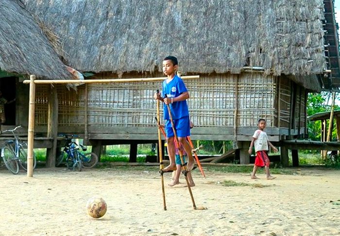 Cuối giờ chiều sau thời gian phụ giúp công việc đồng áng cho cha mẹ, các em nhỏ người Ba Na đi cà kheo vừa rèn luyện sức khỏe, vừa nâng cao kỹ năng để thi đấu.