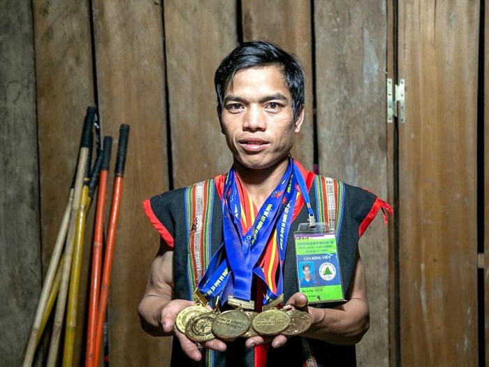  Anh Tham đã mang về nhiều huy chương vàng ở môn cà kheo do huyện, tỉnh tổ chức. Hơn cả, những chương trình văn hóa của tỉnh, anh cũng là người được chọn để trình diễn môn thể thao truyền thống này. 