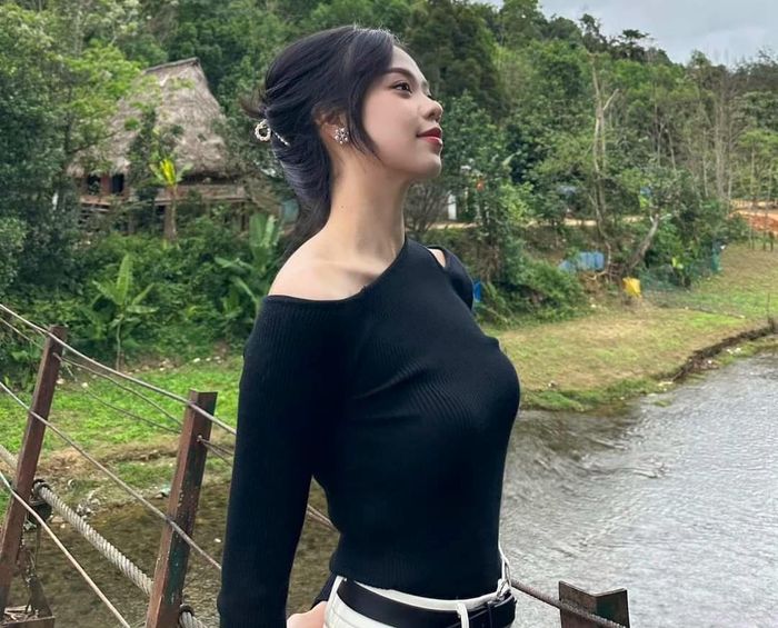 Hoa hậu chọn trang phục đơn giản, nhẹ nhàng khi du xuân ở vùng cao. 