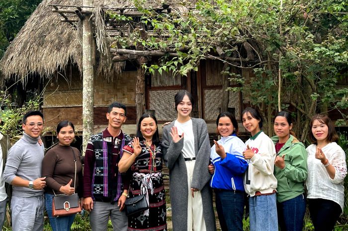 Thanh Thủy cho hay mọi người ở đây hiền lành, dễ mến. Những năm trước cô cũng đã tới đây cùng gia đình, năm nay trở lại với cương vị hoa hậu, mọi người chào đón cô nhiệt tình, nhiều cảm xúc hơn.