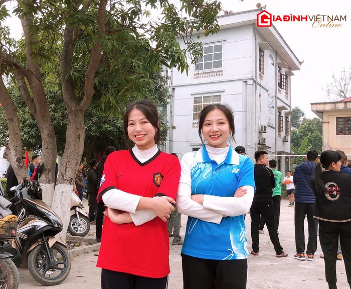 Hai chị em Diễm Quỳnh và Hương Giang vui mừng, hào hứng khi được góp mặt trong đội bóng tham dự giải đấu
