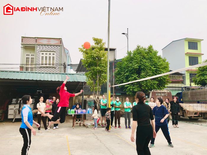 Những trận bóng chuyền nảy lửa đã trở thành "món ăn" tinh thần không thể thiếu của nhân dân xã Vĩnh Sơn những ngày chào xuân mới