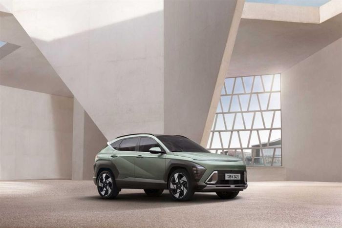 Tại Hàn Quốc, Hyundai Kona được phân phối với 3 phiên bản máy xăng 1.6L tăng áp, máy xăng 2.0L hút khí tự nhiên và động cơ 1.6L hybrid.
