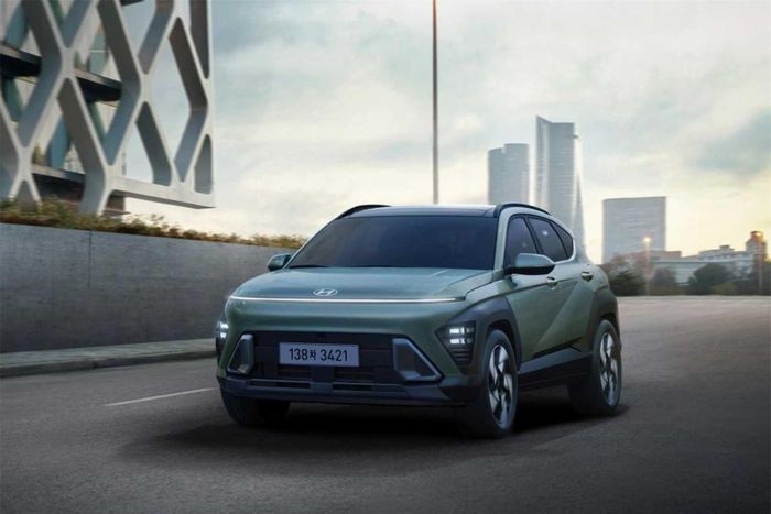Xe có kích thước 4.350 x 1.825 x 1.580 mm và trục cơ sở 2.660 mm. Thông số này giúp Kona có chiều dài tổng thể và trục cơ sở lớn hơn 145 mm và 60 mm so với thế hệ trước.