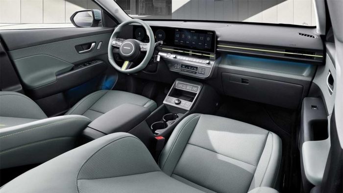 Chiếc SUV đô thị cũng được trang bị nhiều tính năng ấn tượng khác như khóa điện tử NFC, sạc không dây, nâng cấp phần mềm qua giao thức OTA, ghế chỉnh điện có lưu vị trí...