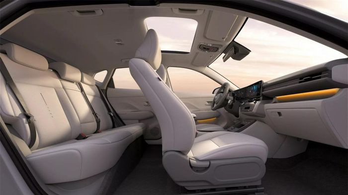 Hyundai cho biết Kona có không gian khoang nội thất tốt nhất trong phân khúc. Thể tích khoang hành lý khi gập lưng hàng ghế sau xuống lên đến 723 L.