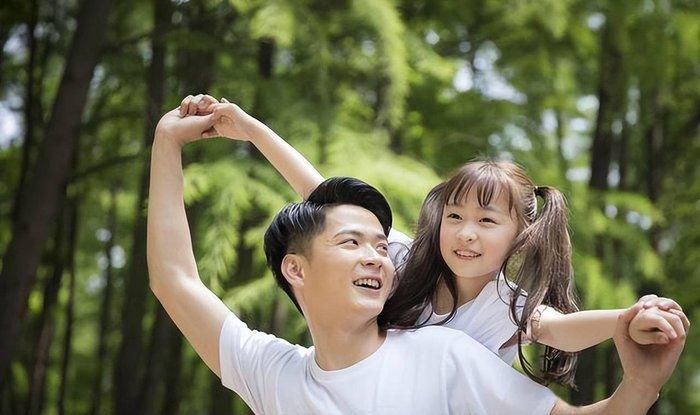 Cha mẹ nên dành nhiều thời gian bên con. (Ảnh minh họa)
