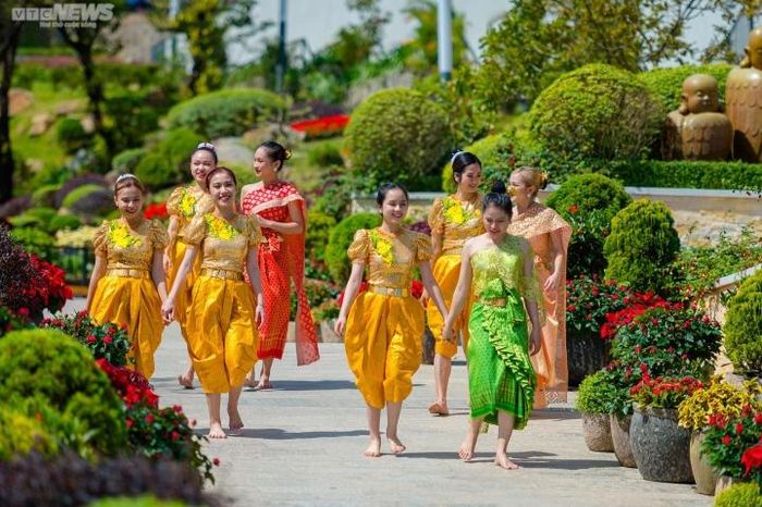 Ngày 27/1, thông tin từ Sở VH-TT&amp;DL tỉnh Tây Ninh, từ ngày 20/1 - 26/1 (29 tháng Chạp năm Nhâm Dần đến mùng 5 Tết Quý Mão) đã có 621.703 lượt khách tham quan các điểm du lịch trên địa bàn tỉnh. 