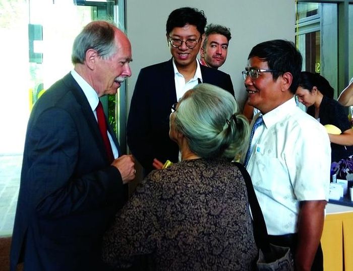 Tác giả (phải) trò chuyện với GS Gerard’t Hoof - Nobel Vật lý - bên hành lang hội nghị
