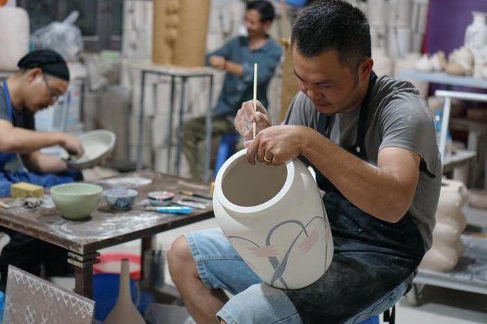 Các nghệ sĩ sáng tác gốm tại Bat Trang Ceramic Art Space