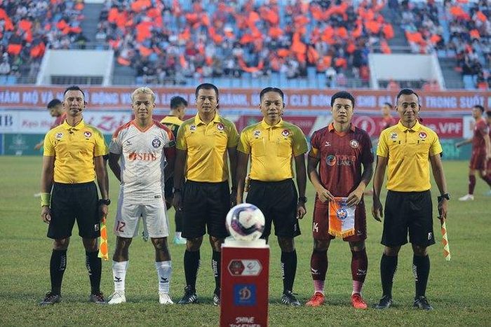 Còi vàng Việt Nam 2022 Nguyễn Đình Thái (thứ 3 từ trái sang). ảnh VPF