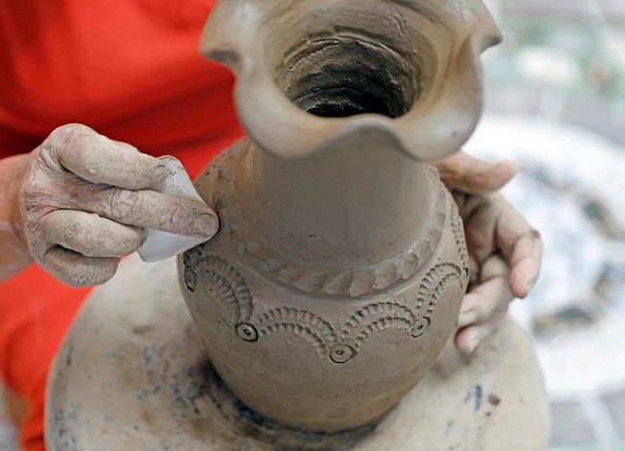 Trang trí hoa văn trên sản phẩm gốm Bàu Trúc. Ảnh: Trần Việt - TTXVN