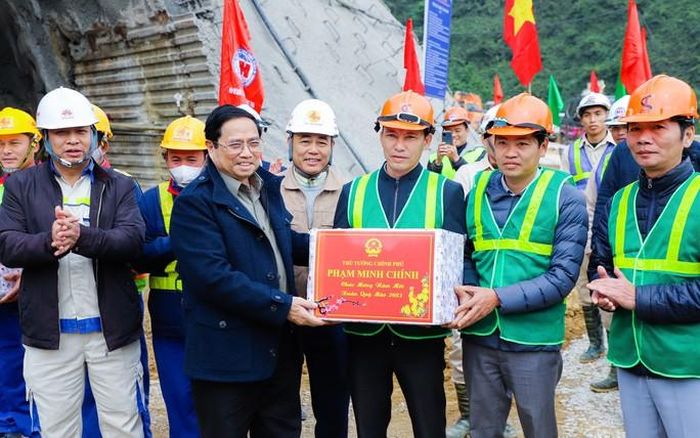 Thủ tướng Phạm Minh chính tặng quà cho cán bộ, công nhân thi công dự án nhân dịp đầu năm mới. Ảnh: B. Phạm