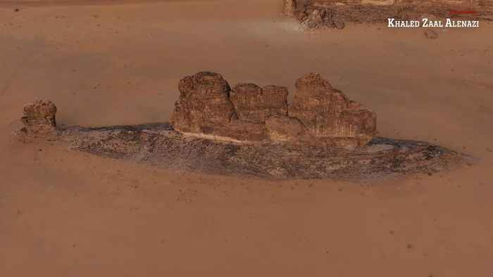 Cụ thể, trong lúc quay phim những kho báu khảo cổ ở quận Al-Ula của Arab Saudi bằng máy bay không người lái, Al Enazi bất ngờ khi nhìn thấy hình ảnh một khối đá có hình dáng kỳ lạ.