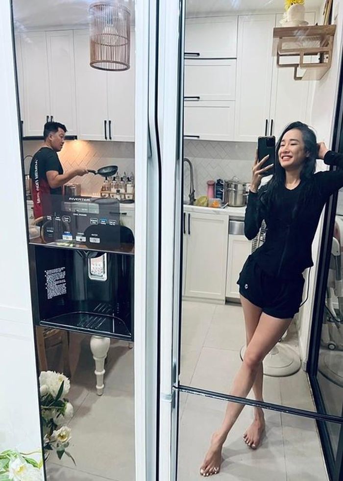 Nữ diễn viên phim "Tuổi thanh xuân" được chồng chiều hết mực. Trường Giang không chỉ đưa tiền cho Nhã Phương mà còn thường xuyên vào bếp nấu ăn cho vợ.