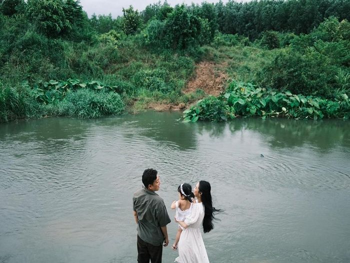 Nữ diễn viên phim "Tuổi thanh xuân" có những khoảnh khắc bình dị, vui vẻ bên chồng con.