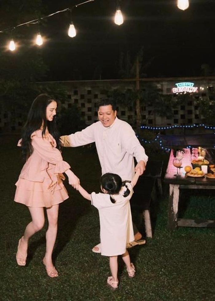 Hình ảnh Nhã Phương vui đùa cùng chồng con tại biệt thự nhà vườn.