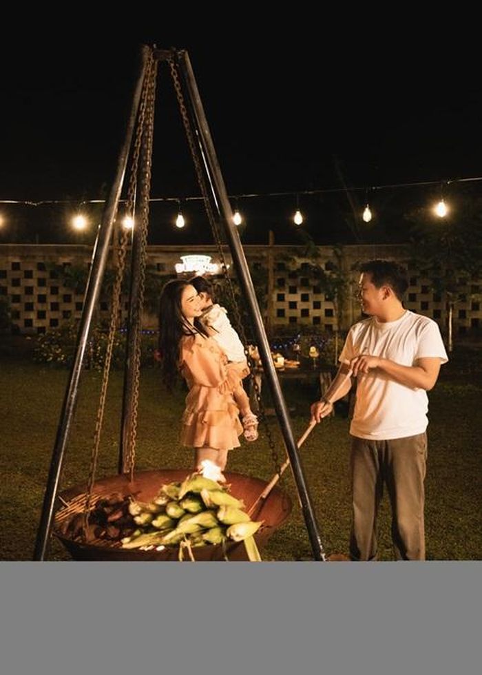 Vì con gái quấn quýt với Trường Giang, Nhã Phương không ít lần cảm thấy "ghen tỵ".