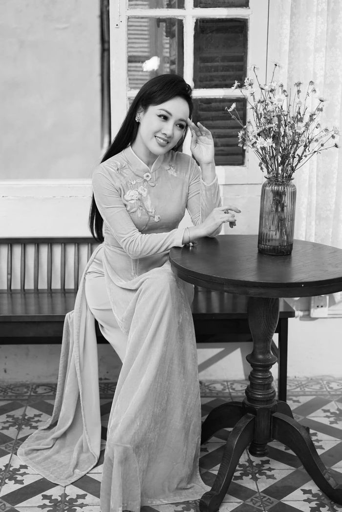  BTV Hoài Anh chia sẻ với VietNamNet ông xã là người chịu nhiều thiệt thòi vì luôn phải sinh hoạt theo thời gian của vợ. Hầu hết công việc trong nhà, chồng BTV Hoài Anh đều san sẻ với vợ. Quan trọng nhất, ông xã nữ BTV là một người thấu hiểu, cảm thông và là hậu phương vững chắc của cô.