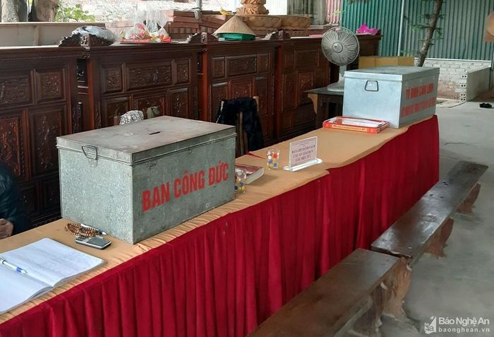 Thùng công đức tại chùa Cần Linh, TP Vinh. Ảnh: Tiến Hùng
