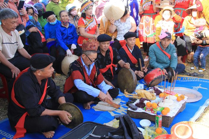 Nghi thức cúng khẩn tạ trời đất, thần linh. 