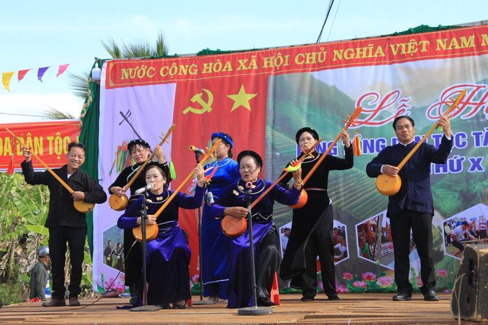 Người Tày, Nùng đàn tính, hát then tại Lễ hội Lồng tồng. 