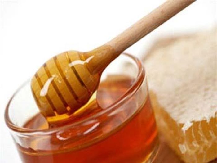 Mật ong có tác dụng dưỡng ẩm rất tốt nhờ vào các axit amin tự nhiên giúp hấp thu và giữ lại nước.