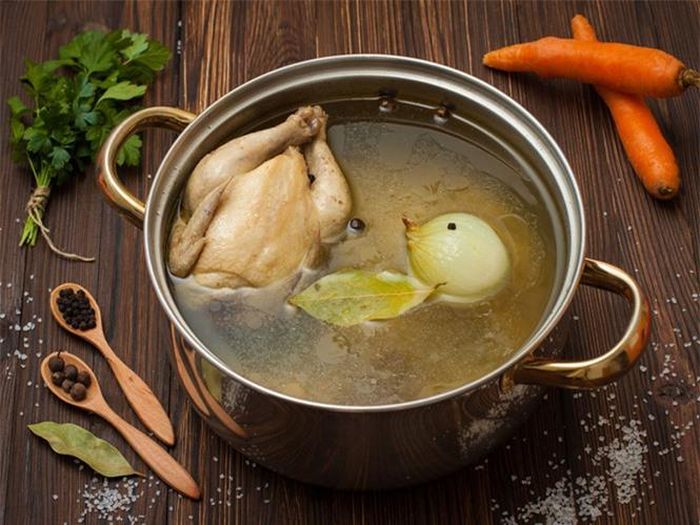 Nước xương gà được dùng chữa cảm lạnh.