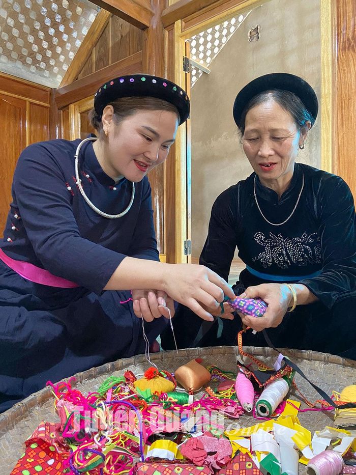 Người phụ nữ Tày khâu còn dịp đầu xuân.