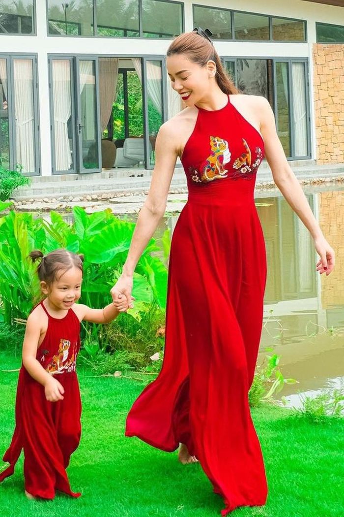 Hồ Ngọc Hà hạnh phúc bên 2 con xinh xắn.