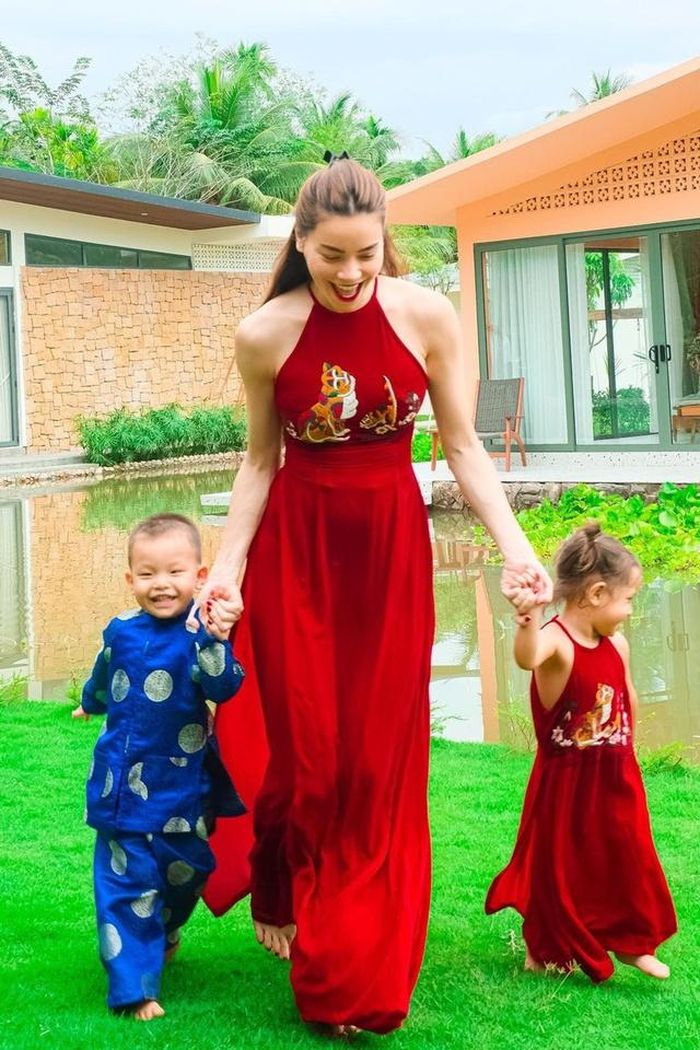 Nữ ca sĩ diện váy yếm đồng phục với con gái nhỏ, còn bé Leon diện áo dài xanh truyền thống.